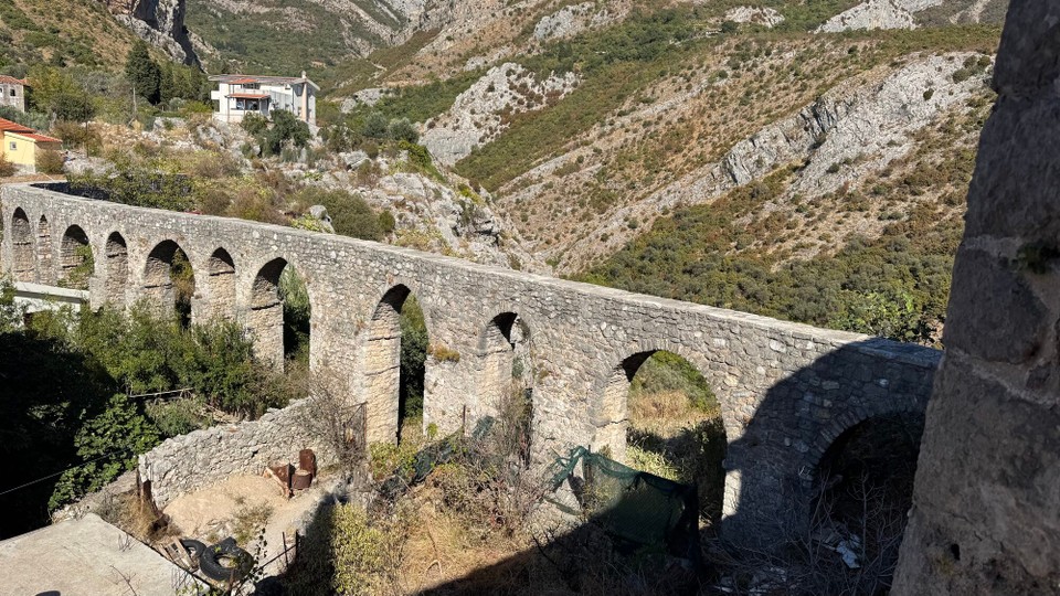 Montenegro - Budva - Ein Highlight der Altstadt ist die Festung von Bar, die im Mittelalter erbaut wurde und majestätisch über der Landschaft thront. Diese Festung hat im Laufe der Jahrhunderte zahlreiche Belagerungen erlebt und diente verschiedenen Herrschern als strategischer Punkt.