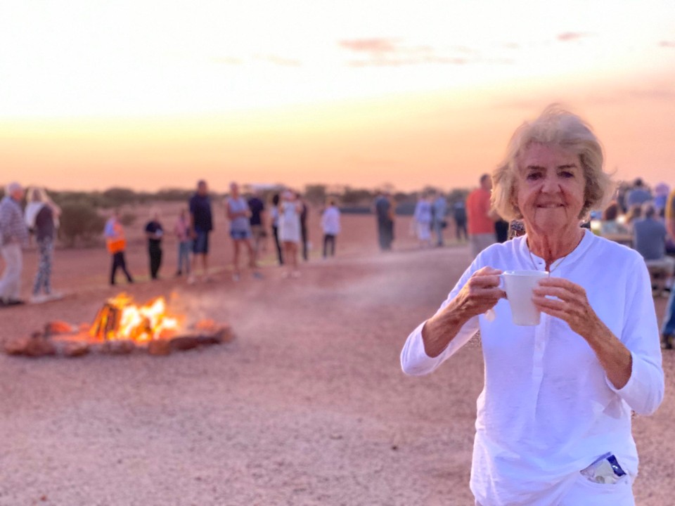 Australien - Alice Springs - ein Kaffee beim Warten auf den Sonnenaufgang


