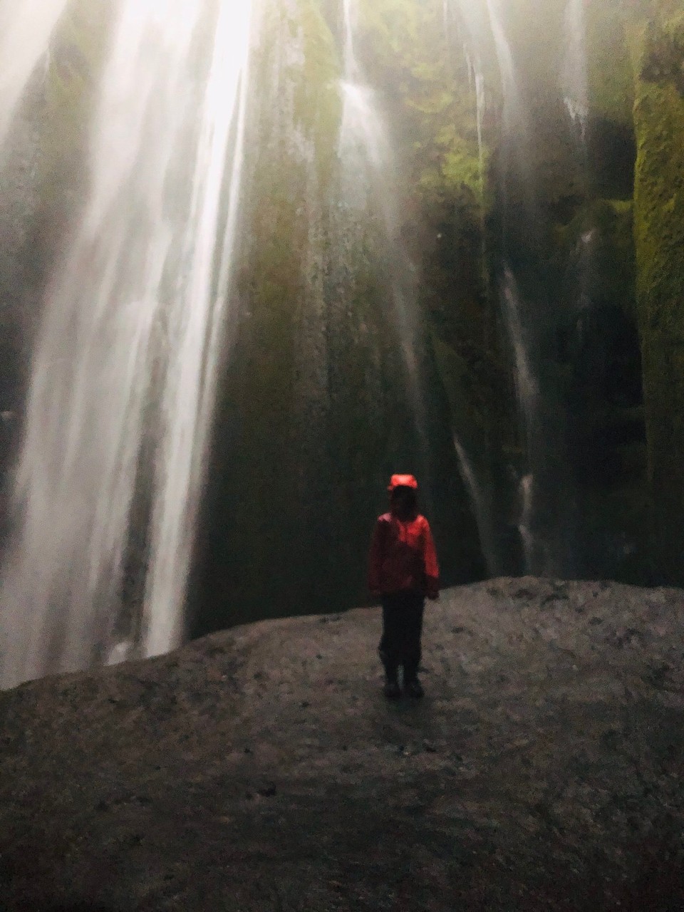 Island - Rangárþing eystra - Der Weg durch die Schlucht bis nach hinten zum Wasserfall hat sich auf jeden Fall gelohnt. Es ist hier schon fast mystisch…🪄❤️