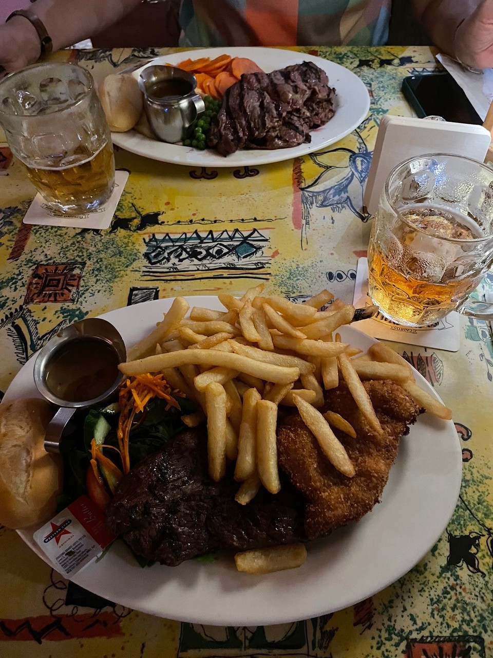 Australien - Kuranda - Eigentlich wollten wir ja keine Bilder vom Essen posten, aber das war heute so klasse, das wir es doch zeigen.
Barbara hatte 3 Känguru Steak und ich ein riesiges Stück Känguru und ein Krokodil Steak, das war so reichlich das uns auch eine Portion gereicht hätte.