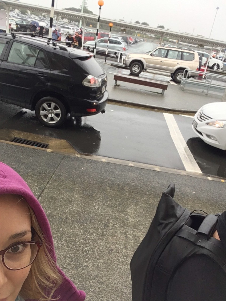 Neuseeland - Auckland - Leider Regen und Wolken und leider leider haben wir eine Zyklon Warnung. Schon wieder. Überlegen gerade ob wir unsere Reise spontan umplanen. Aber dafür müssen erstmal die Mitreisenden ankommen.... 😉 die sitzen noch in Brisbane und hoffentlich geht der Flieger morgen raus. 