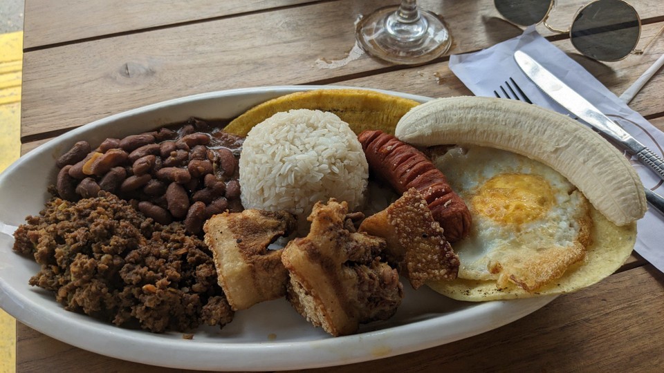 Kolumbien - Cartagena - Typisches Gericht: die in der Speisekarte beschriebene Avocado, wurde jedoch einfach durch eine Banane ersetzt 🤔🥲