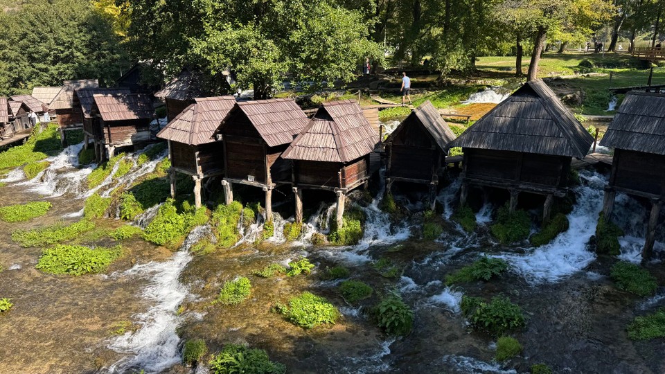 Bosnien und Herzegowina - Mostar - Nur fünf Kilometer vom Stadtzentrum entfernt, zwischen dem Großen und dem Kleinen See, liegen neunzehn Pliva-Wassermühlen, die umgangssprachlich Mlinčići genannt werden.