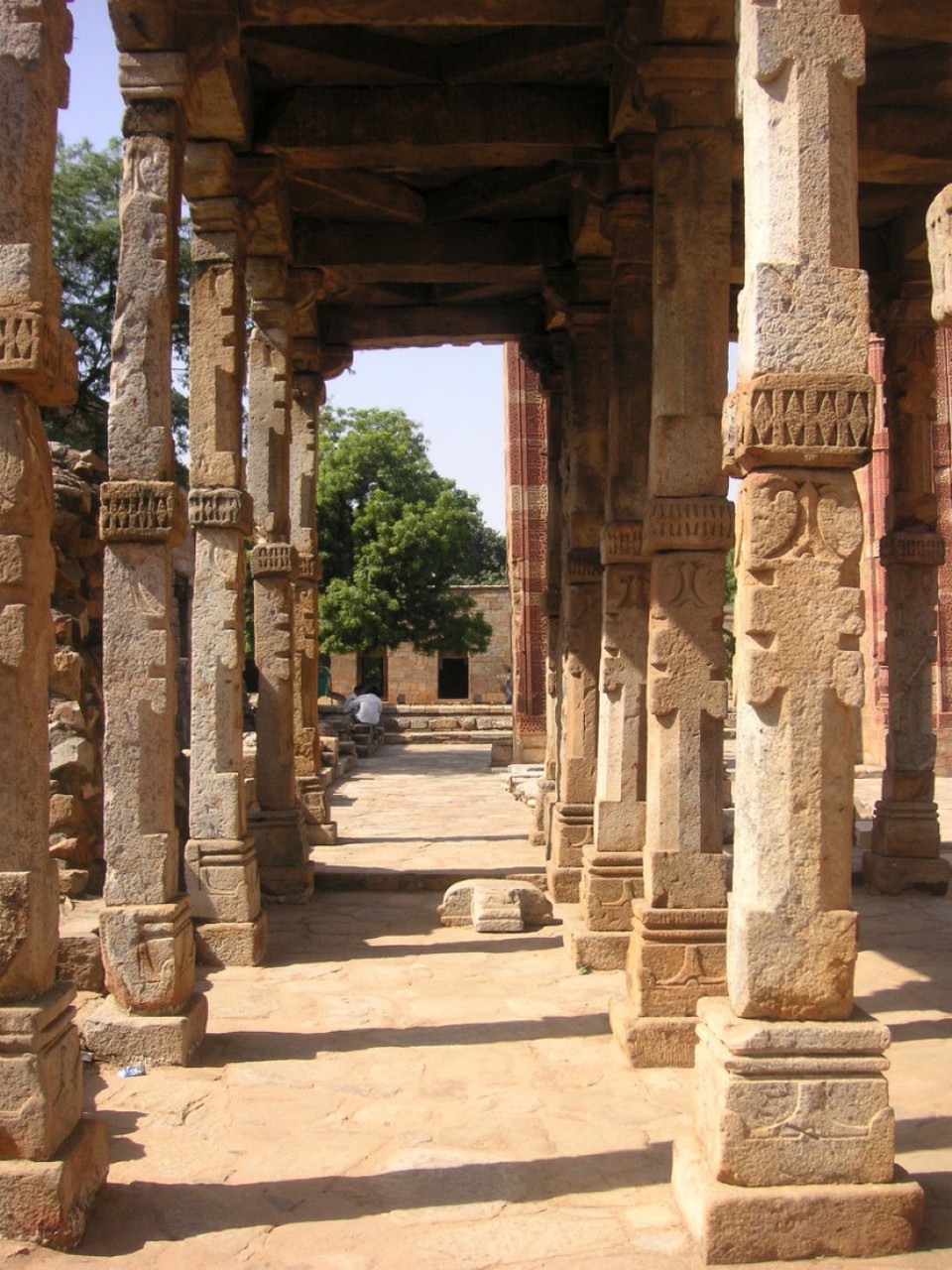 Indien - Neu Delhi - Säulengang der Grabanlage
