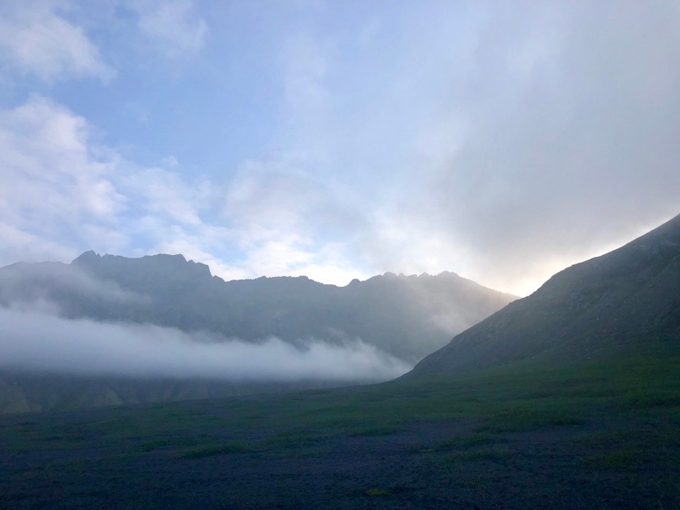 Island - Sveitarfélagið Hornafjörður - Fast blauer Himmel! Na vielleicht geschieht ja doch ein Wunder. Das Eystrahorn muss nun direkt nach der nächsten Kurve liegen...