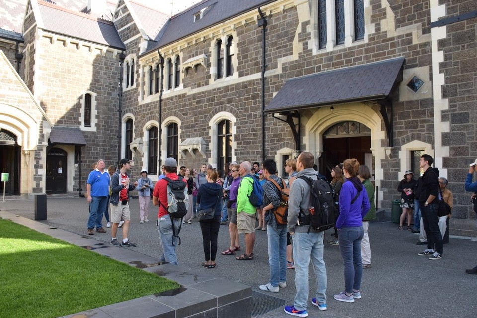 Neuseeland - Christchurch - Unsere Gruppe der Stadtführung im Innenhof des Arts Center