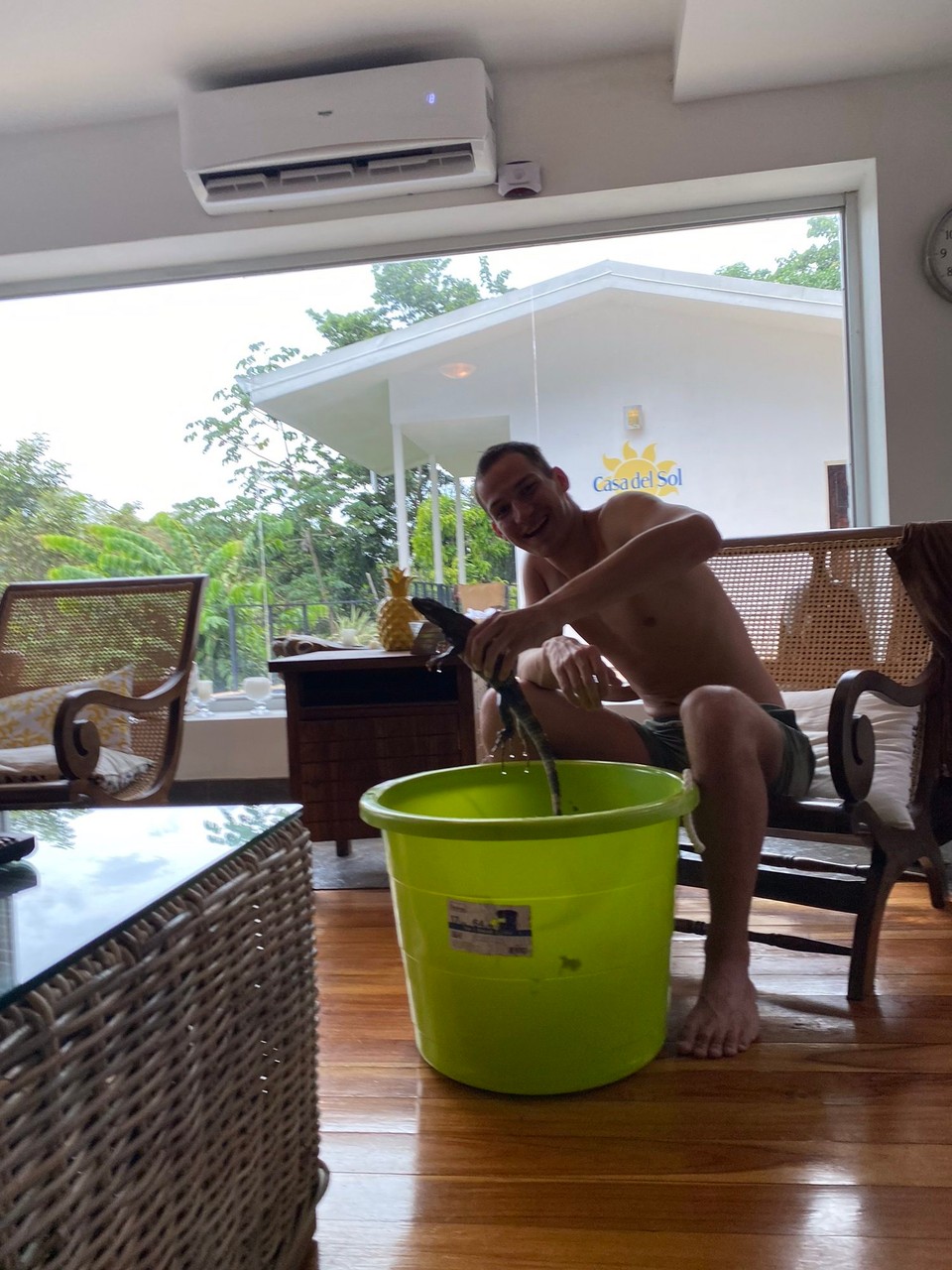 Costa Rica - Quepos - Cole hat sich zur Aufgabe gemacht einen Leguan zu fangen und hat's auch geschafft. Mit Mango Schale hat er ihn angelockt.