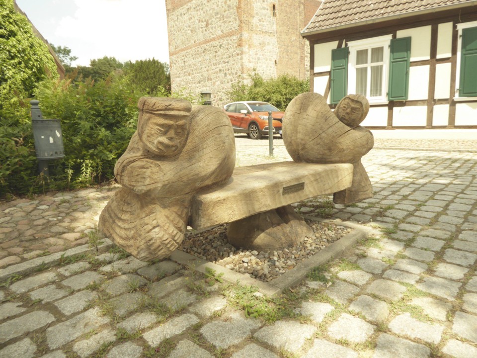 Deutschland - Tangermünde - Große Pause nach knapp der Hälfte der geplanten Strecke in Arneburg. Nach den  eher deprimierenden Erfahrungen der letzten Tage eine sehr schöne Überraschung. Kleines Städtchen, kreative Gestaltung. Hier "Der Fischer und sin Fru". Ihr kennt das Märchen? Sie fordernd, er duldend. Geht nicht gut aus.
