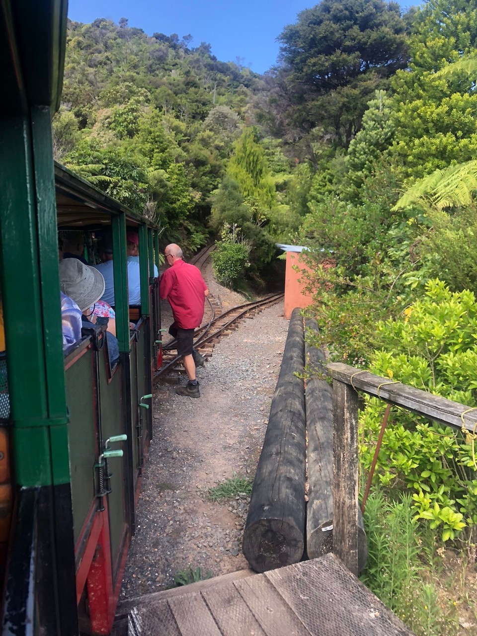 Neuseeland - Coromandel - Paul stellt die Weichen um und wechselt die Führerkabine an einer Spitzkehre.