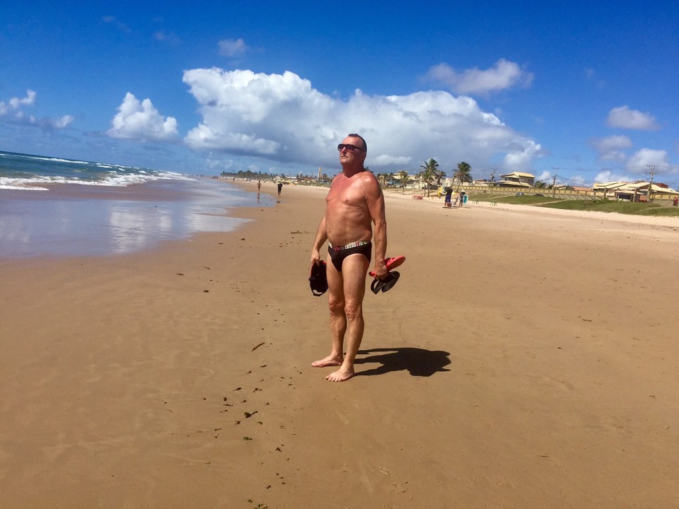 Brasilien - Salvador - Wolfi bei der Strandwanderung 