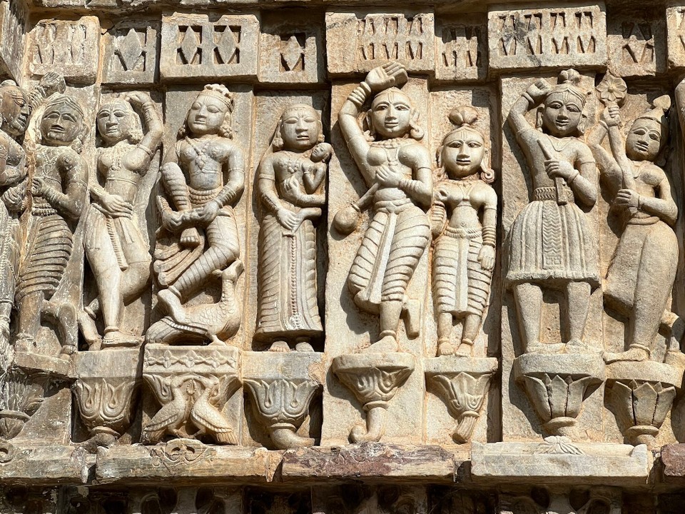 Indien - Udaipur - Hinduistische Götter zieren den Tempel.