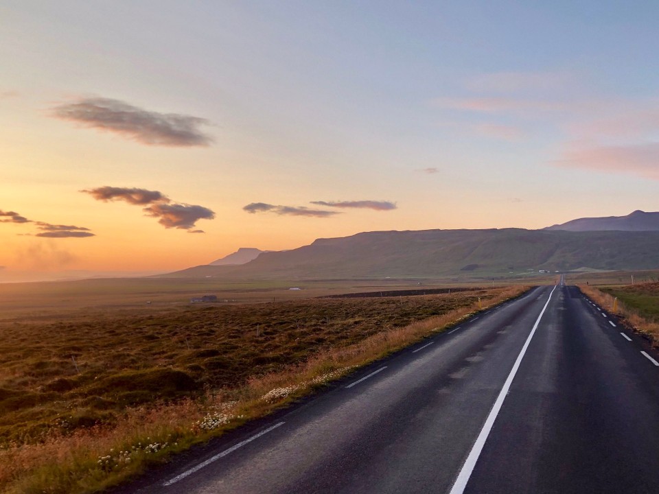 Island - Blönduóssbær - Wir sind nach der 717 am Vesturhópsvatn erst noch ein Stück auf der 716 gefahren. Dann sind wir -zum zweiten mal für heute- ein Stück Ringstrasse gefahren, die nun auch schön leer war und nun befinden wir uns auf der 74, kurz vor unserem heutige Zielort Skagaströnd.