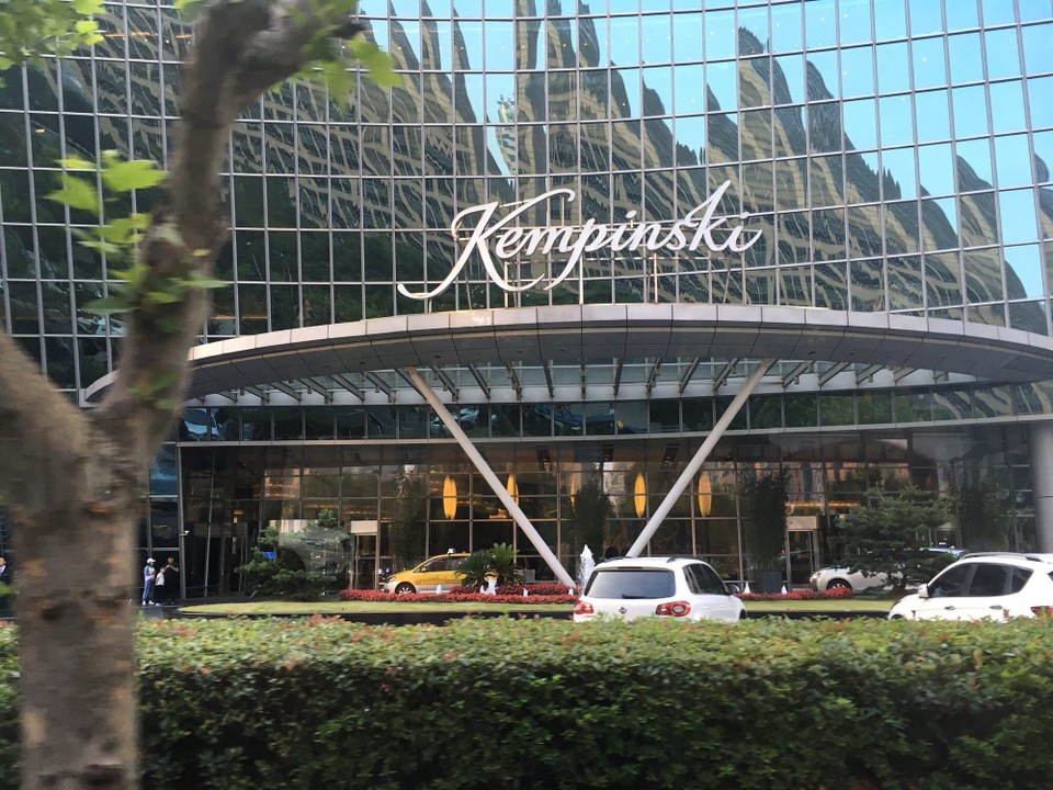 China - Shanghai - Das Kempinski mit „nur“ 30 Etagen.