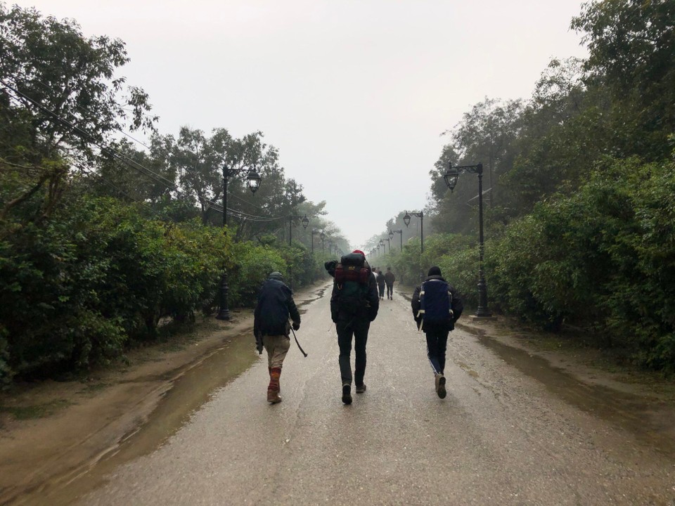 Nepal - Lumbini Sanskritik - Im Regen den Spuren Buddhas folgen 
