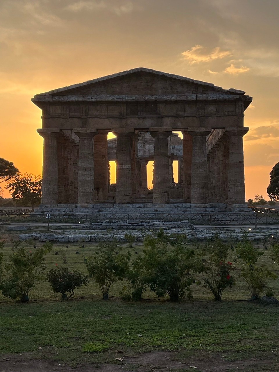 Italien - Capaccio - Tempel des Neptun. Ich staune ob der guten Erhaltung. Sogar ein Teil des Daches ist erhalten geblieben😲