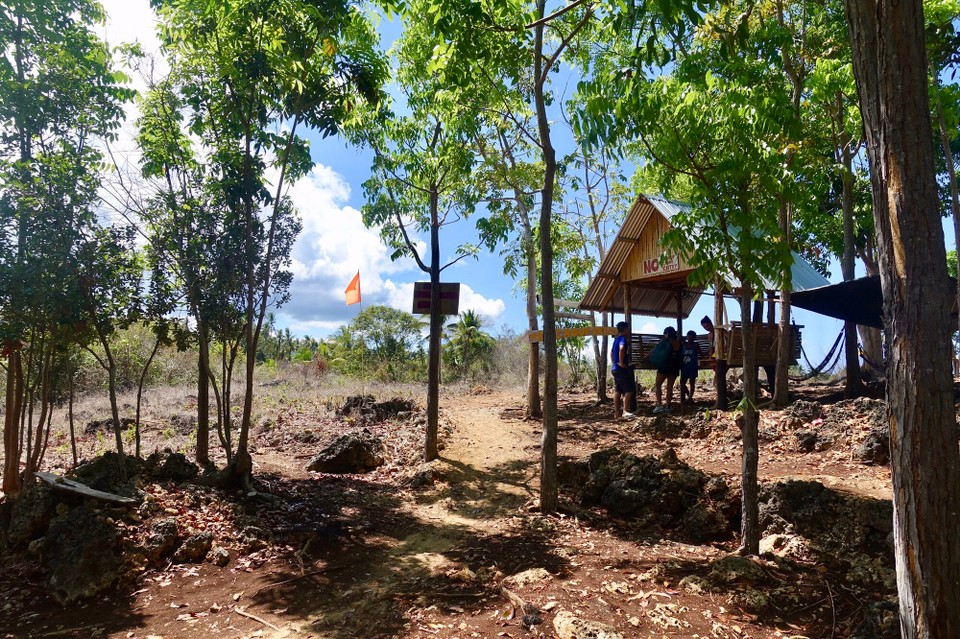 Philippines - Siquijor - Nok en hyggelig lokal som guidet oss til en mindre befolket foss, måtte litt offroad for å komme oss dit. 