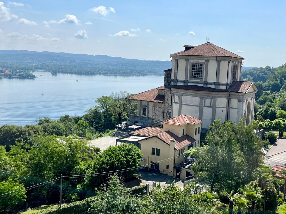 Italien - Arona - Kirche und Museum gegenüber der Statue hoch über Arona