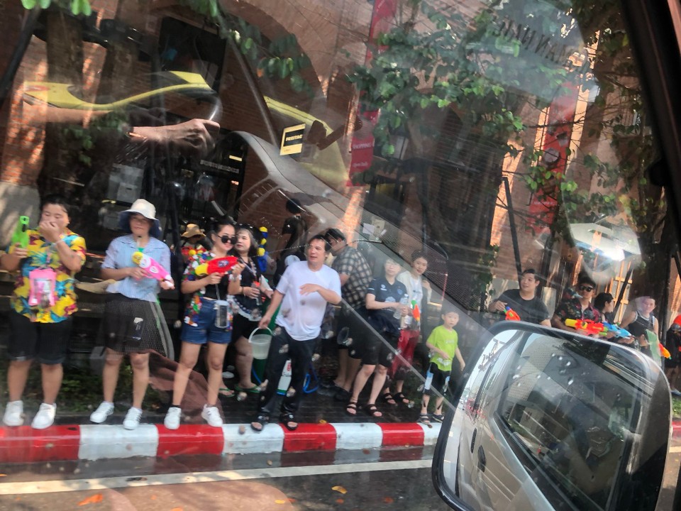 Thailand - Mueang Chiang Mai - Blick aus dem Auto auf die wilden Sonkran-Feierer 🎉