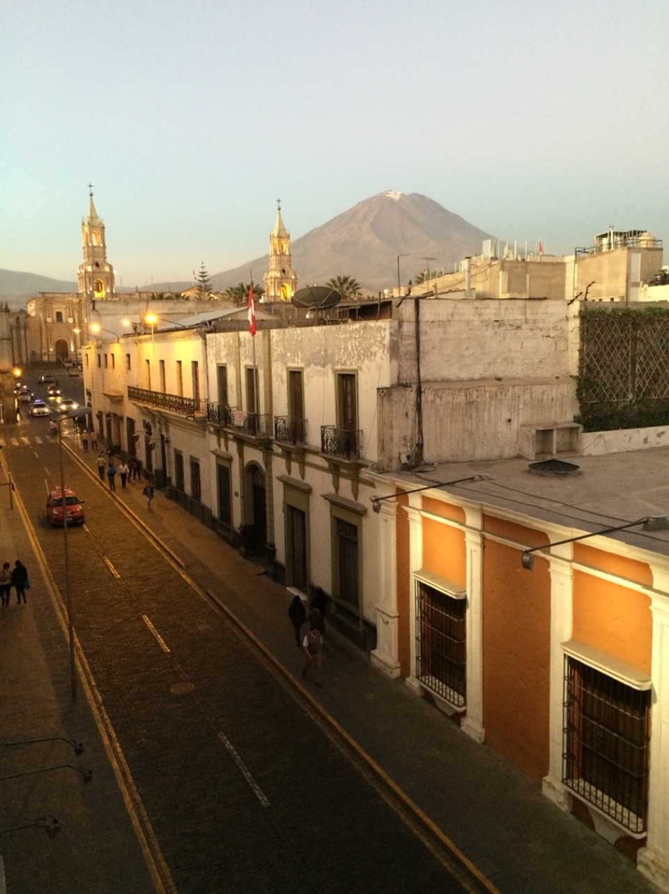 Peru - Arequipa - Blick aus unserer Unterkunft über Arequipa zum Misti-Vulkan (5.600m)