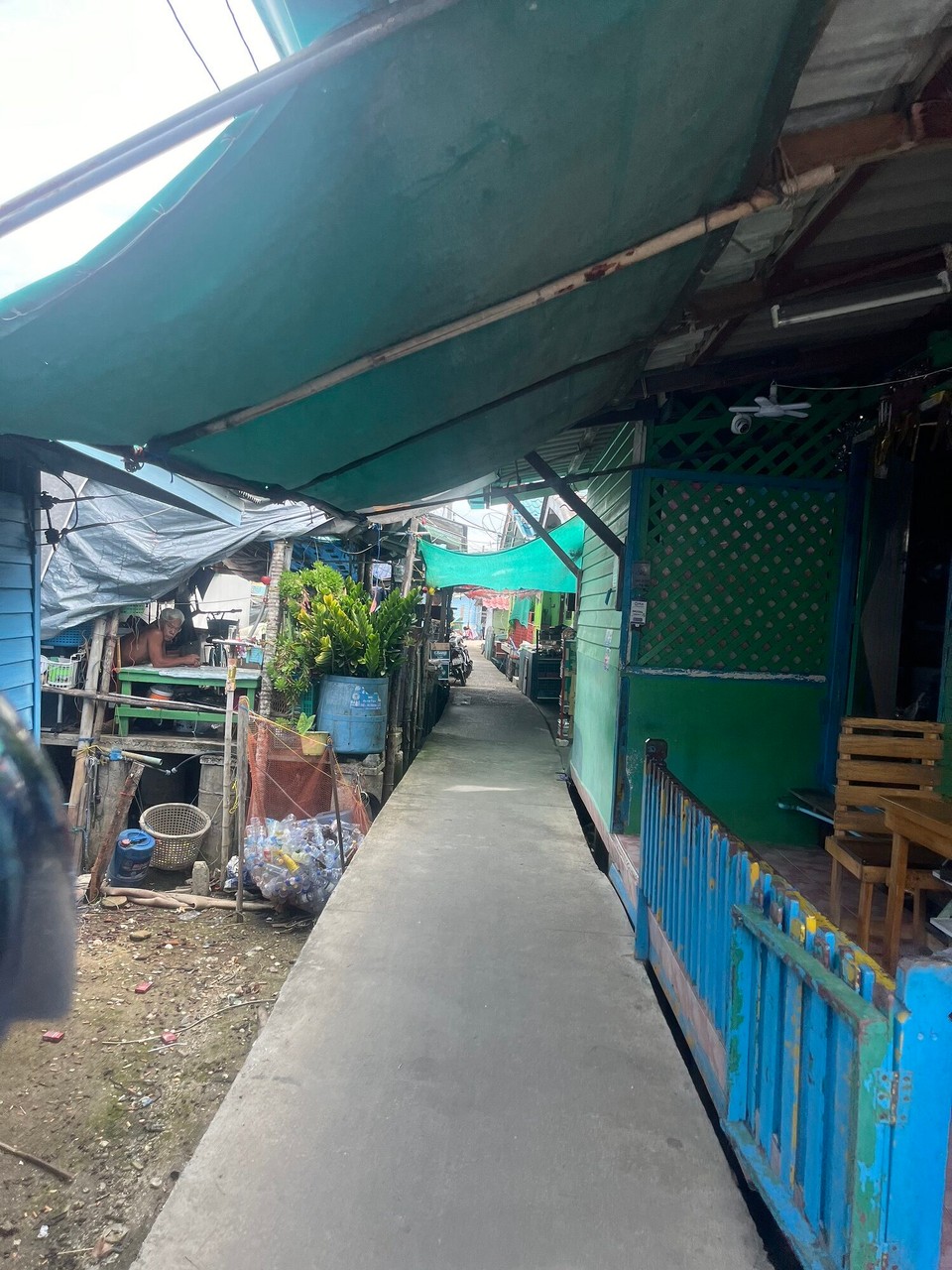 Thailand - Mueang Chumphon - Auch durch ein kleines Fischerdorf auf Stelzen geht es (Nahe Pak Nam Chumphon)