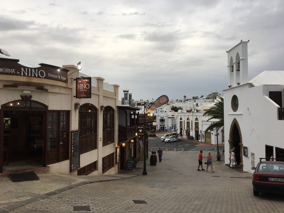  - Puerto del Carmen - Blick zum Hafen mit Kirche und Restaurant. Im Tex-Mex Restaurant mit netten Kellnern und Blick auf den Hafen gab es leckere Tapas und sehr gute Steaks. 