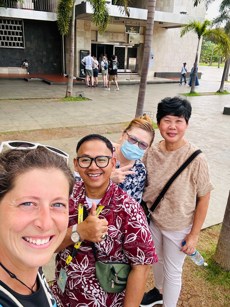 Indonesien - Central Jakarta - Angus, Jovina und Christine wollten auch die Moschee besuchen, leider Dienstag Nachmittag geschlossen 🙈 da machen wir eben nur ein Bild davor 😅