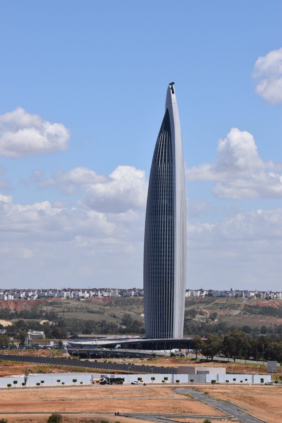 Marokko - Rabat - Der 250m hohe Turm soll ein Luxuriöses Hotel in der Spitze, Büro‘s darunter und ein Einkaufszentrum beherbergen, wenn es mal fertig wird.
Für den Bau wurden Stützpfeiler bis in 80m unter der Erde gegossen.