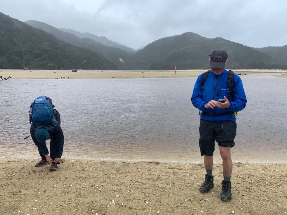 Neuseeland - Abel Tasman National Park - Ich muss wohl sehr unbeholfen ausgesehen haben, ein Amerikaner aus Boston hat mich gehalten, währen ich versucht habe auf einem Bein stehend Socken und Schuhe anzuziehen ohne den Fuß nochmals in den Sand zu bringen