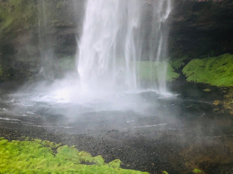 Island - Rangárþing eystra - Ich schaue mir erst einmal den Seljalandsfoss in Ruhe von vorne an…