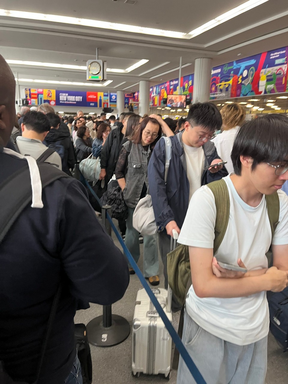 Deutschland - Frankfurt am Main - Chaotisch 10 Reihen völlig überfüllt vor der Immigration für ESTA! 2 Stunden bis zum Einlass und dann das Gepäck gesucht da es nicht mehr auf dem Band war? Im Anschluss das bestellte Taxi gesucht! Durch die Verspätung noch 1 Stunde im Stau zum Apartment! Das war ein wirklich heißer Tag