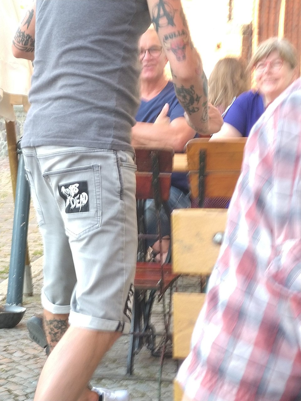 Deutschland - Tangermünde - und noch coolere Bediener. Punk is not dead. Offenbar zumindest nicht in Tangermünde.