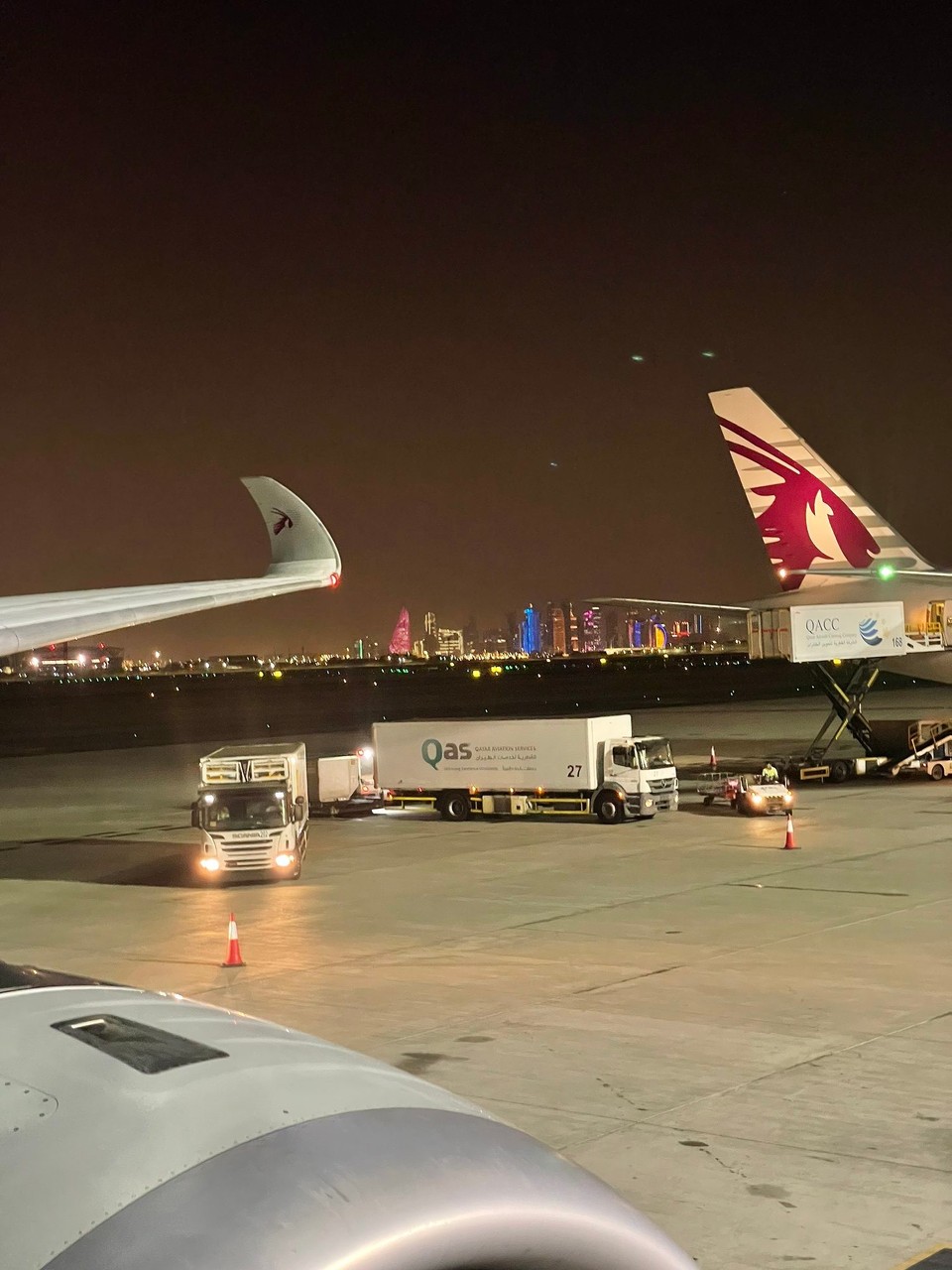Schweiz - Kloten - Zwischenlandung kurz vor Mitternacht in Doha. Es ist bei einer Luftfeuchtigkeit von gegen 100% über 30 Grad Celsius warm, sodass die Brillengläser beschlagen.