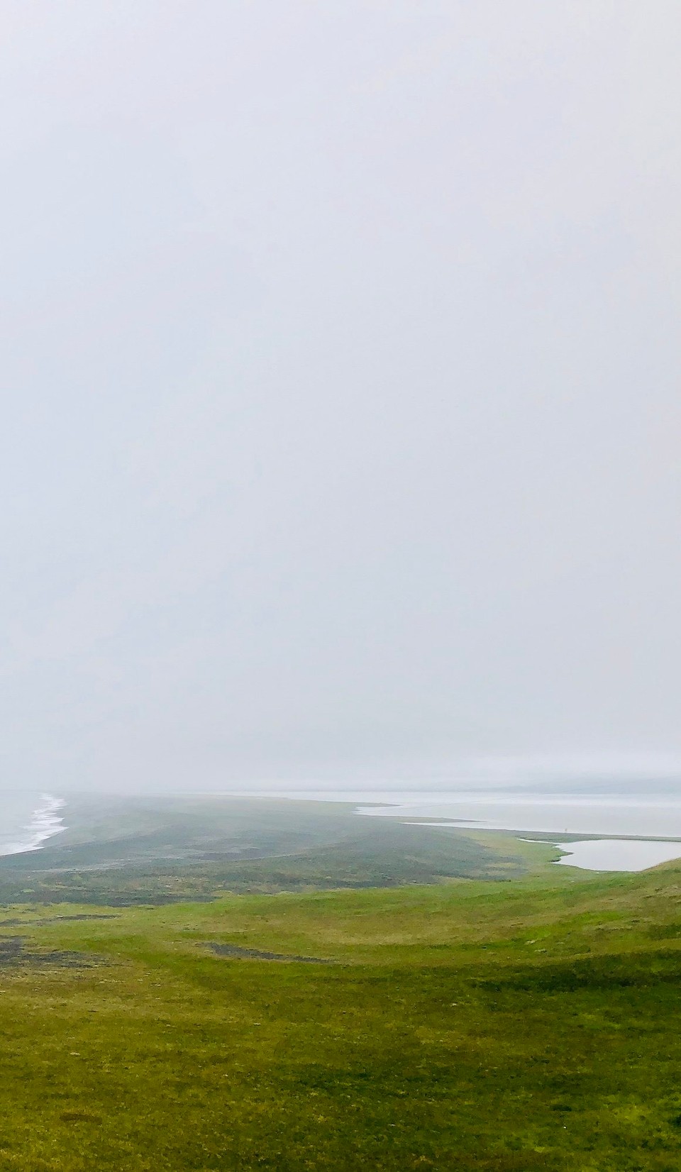 Island - Sveitarfélagið Hornafjörður - Und das hier ist ein Strand, der kilometerweit geht und links vom Meer und rechts von einem kleinen Binnenmeer begrenzt wird. Ich hab das im Vorfeld zwar auf den Satellitenbildern gesehen, konnte mir aber nicht richtig was drunter vorstellen... Man nennt solch einen Strand übrigens Nehrung.