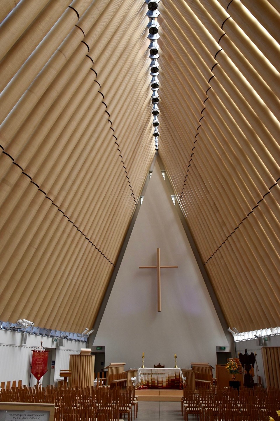 Neuseeland - Christchurch - Der japanische Architekt verbaute dicke Papprohre im zeltförmigen Dach der Kirche, die dem Gebäude seinen Spitznamen beibrachten. 
Von der ersten Idee von einer „Notfall-Kirche“ bis zum fertiggestellten Projekt vergingen nur zwei Jahre.