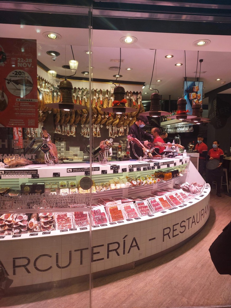 Spanien - Valencia - Spezialgeschäft für Schinken - eine der Lieblingsspeisen der Spanien. Schinken gibt es in allen "Farben und Formen"