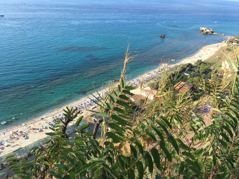 Italien - Contrada Riaci, Santa Domenica di Ricadi - Mit einem Aufzug durch die Klippen, oder über eine steile Straße kommt man runter zum Strand, noch einer Bar, einem Minimarket und den Zeltstellplätzen.