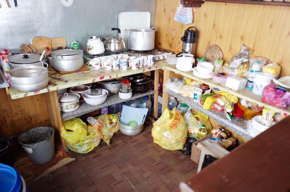 Russland - Terskol - In dieser Küche zauberte unsere Köchin Olga fantastisches Essen.  - Joe 