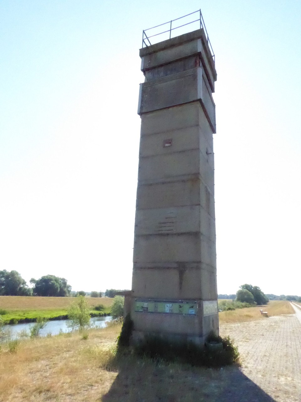 Deutschland - Dömitz - Da wir uns in Ost-West-Grenzgebiet befinden (die Elbe ist lange der Grenzfluss) stehen allerorten Erinnerungen an unsere Geschichte. Bei mir verursachen sie jedes Mal eine Mischung aus Schreck über das Geschehene und Glück über die Wiedervereinigung.