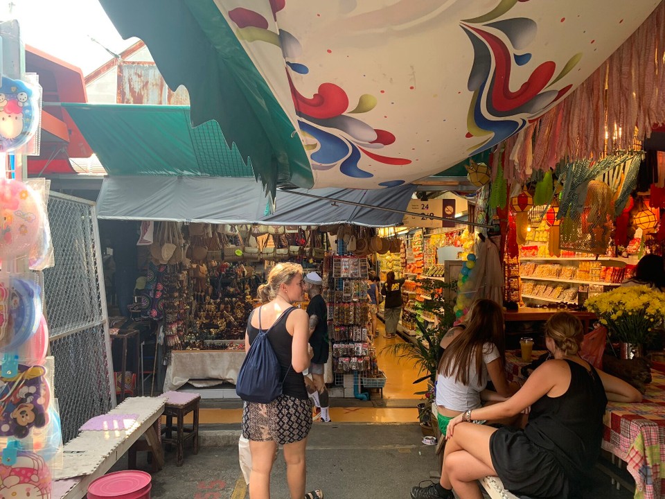 Thailand - Bangkok - Stände draußen, Kokusnuss-Säfte, Jeans Hosen, Kleider, Taschen, nachgemachte Burberry Jacken, Casio, Tatoos. Man sprang von einer Welt der Produkte in eine neue. Für Ehsan zu viel auf einmal. Und er wollte auch einfach alles kaufen 