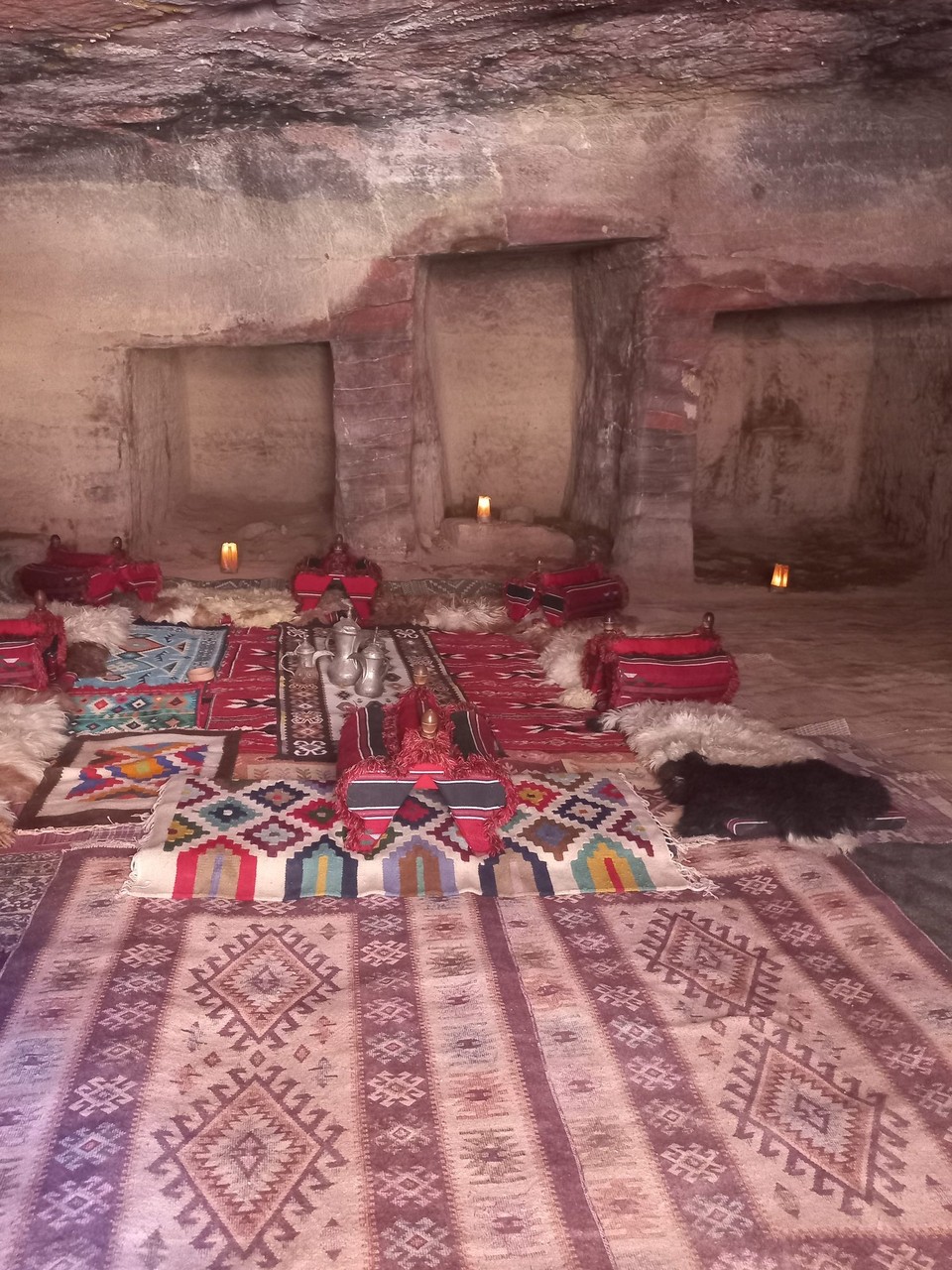 Jordanien - Akaba - Ein Café in einer Höhle.