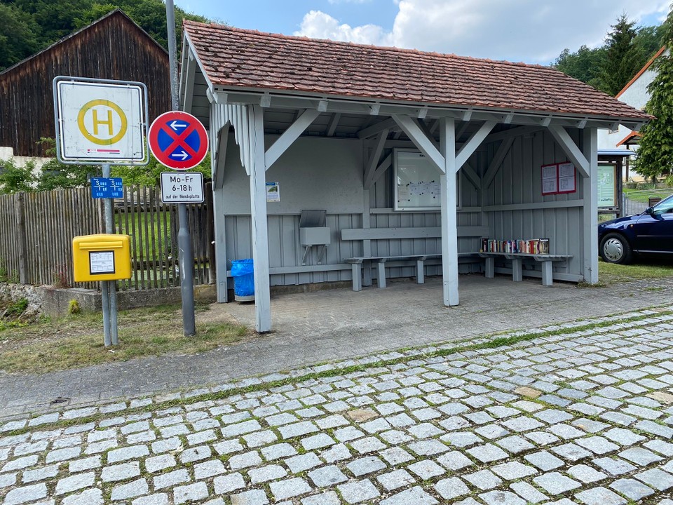 Deutschland - Beilngries - Warten auf den Bus und falls es doch mal länger dauert, kann man lesen 👍