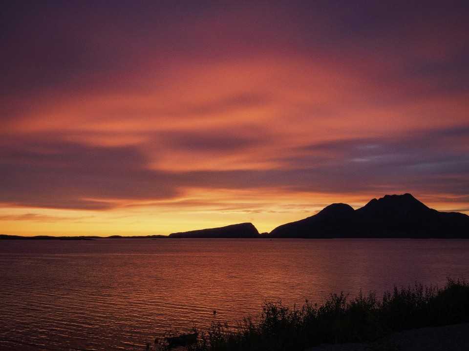 Norwegen - unbekannt - Der erste Sonnenuntergang seit Mitte Juni & dann gleich so ein Farbenspiel, das die ganze (kurze) Nacht dauert.