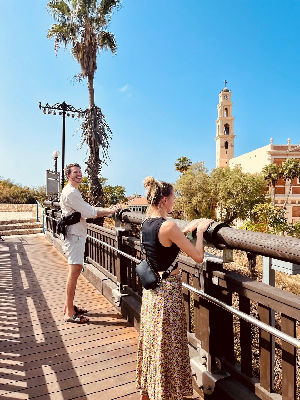 Israel -  - Die Wunschbrücke: jeder darf sein Sternzeichen berühren und sich etwas wünschen. 
Die Jungs haben sich Bier gewünscht! 😂