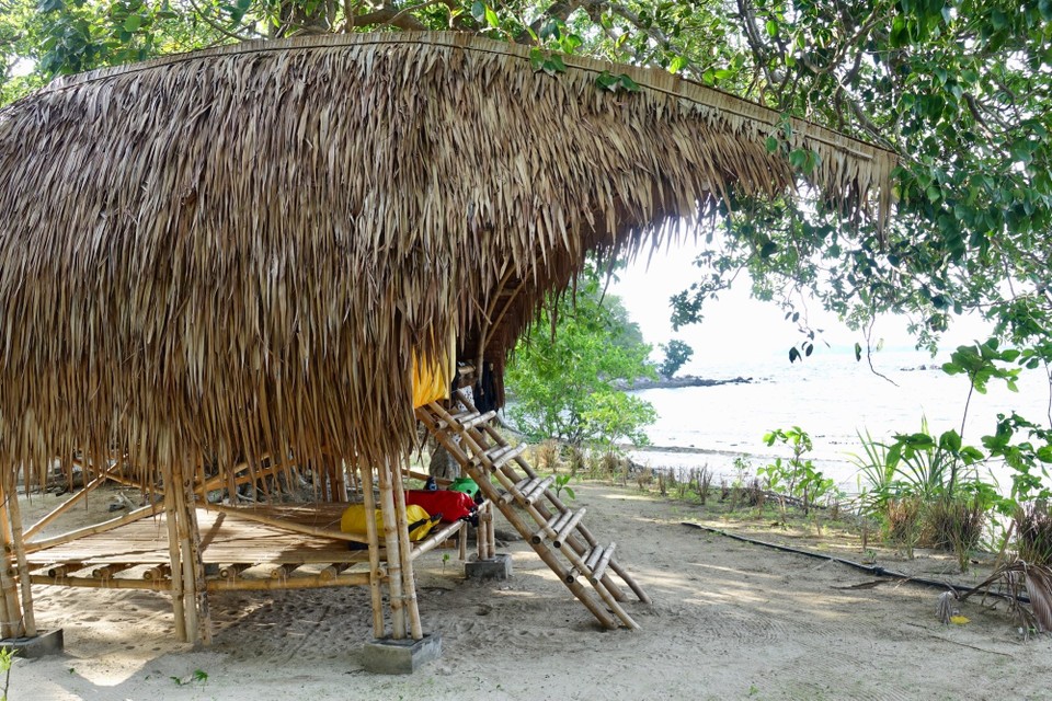 Philippines - El Nido - Hyttene vi sov i. Enkle åpne nytter av bambus. laget for å tåle tyflon.