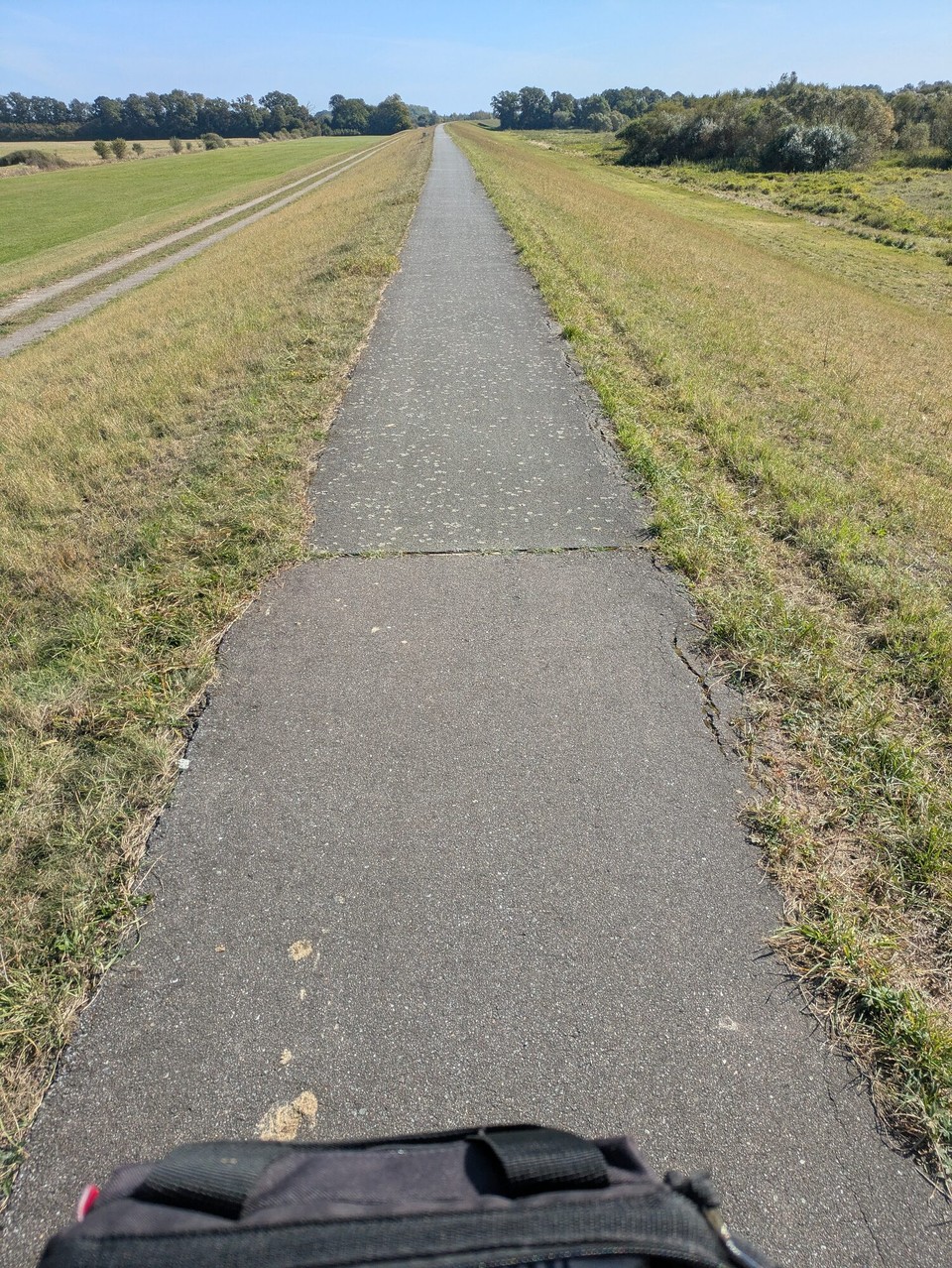 Deutschland - Havelberg - Also: radeln, radeln, radeln, Strecke machen. Bei teilweise wieder bisschen Gegenwind war das nicht so leicht. Ich habe mich heute die ersten 40 km sehr gequält.