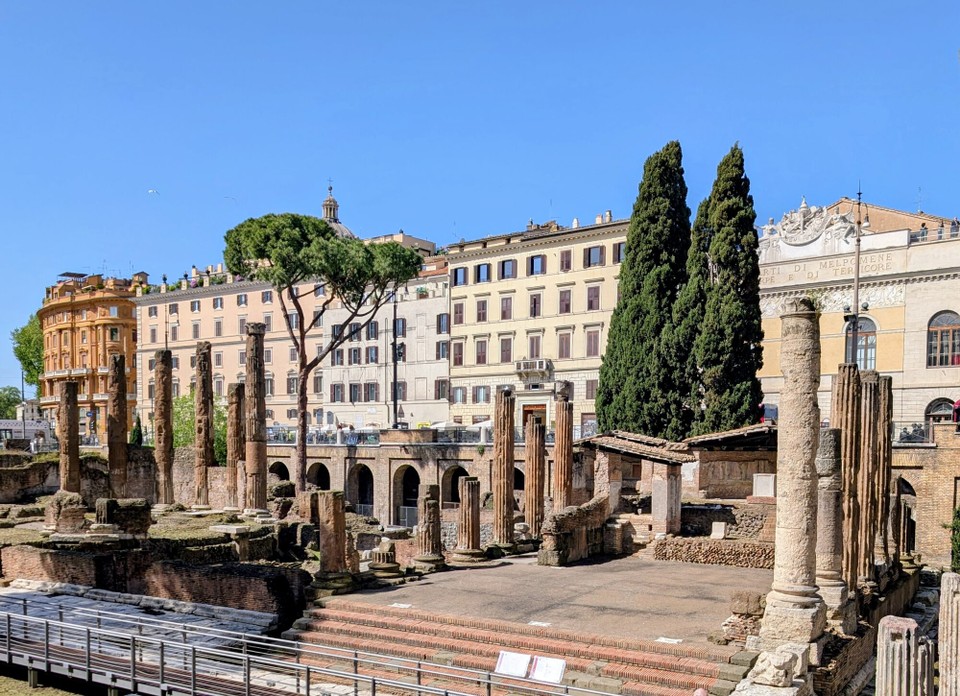 Italien - Rom - Danach sind wir am Largo di Torre Argentina, ein Platz des alten Roms.