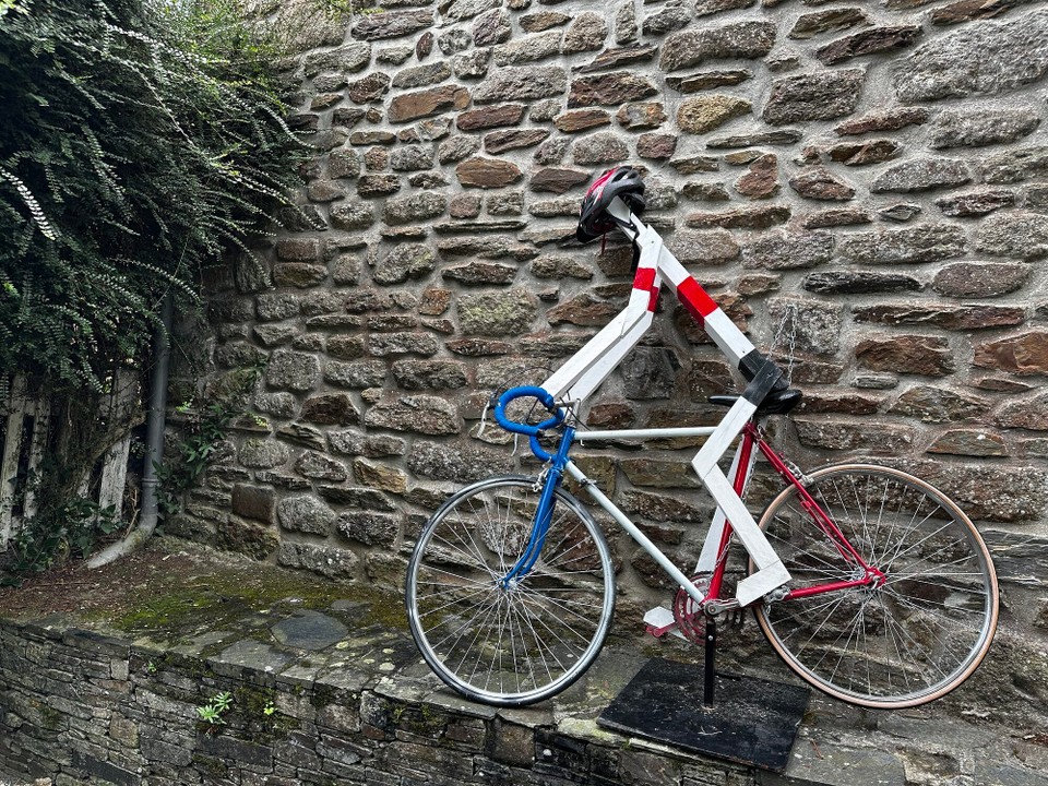 Frankreich - Cancale - Der ganze Ort ist mit diesen Skulpturen zum Anlass der Olympiade in Paris geschmückt. 