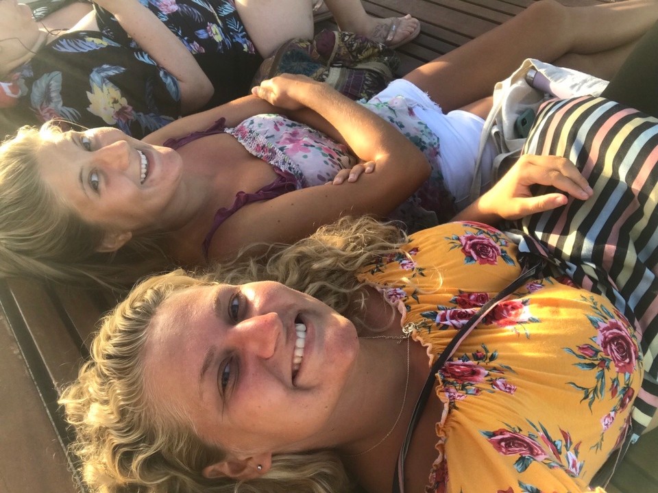Australien - Surfers Paradise - these lovely girl- loraine 