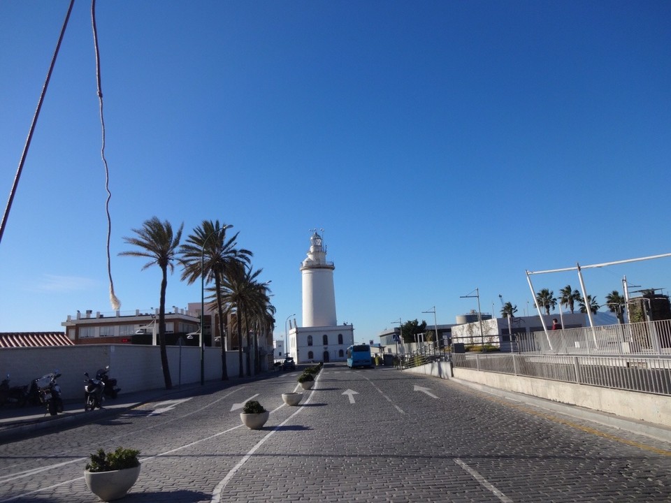 Spanien - Málaga - Der Leuchtturm ist die Orientierung 