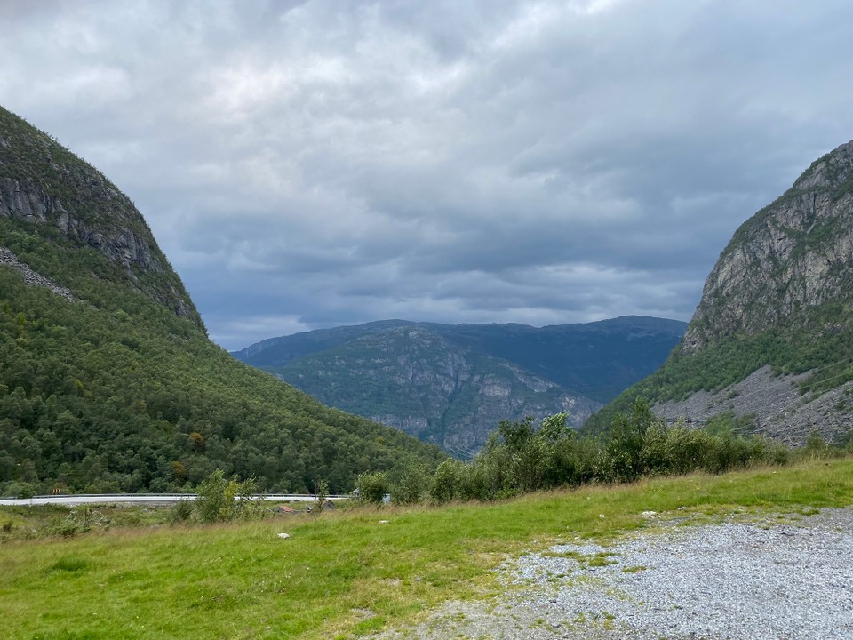 Norwegen - Steinklepp - Nach etwa 300 km erreichen wir einen Stellplatz in der Nähe der Stabkirche. 
Hier werden wir die Betten aufschütteln, es gibt Rumpsteak mit Bratkartoffeln und die Hunde bekommen ein auspowerndes Dummytraining. Insgesamt haben wir bis  hier bereits 2000 km auf dem Tacho sind aber fit und fröhlich! 